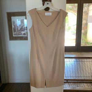 Bloomingdale’s tan fitted shift w front vent, never worn